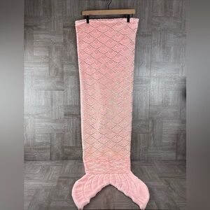 Pillowfort Girls Pink Gold Textured Fabric Wearable Mermaid Fin Tale Blanket
